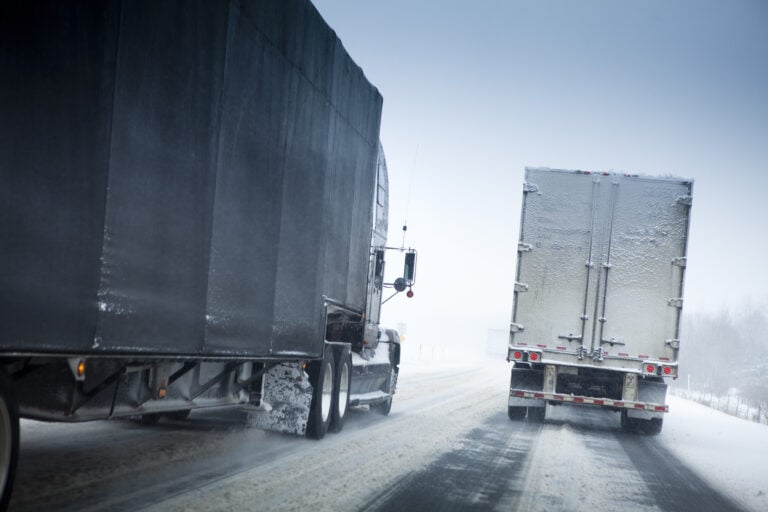 vrachtwagens rijden in sneeuw