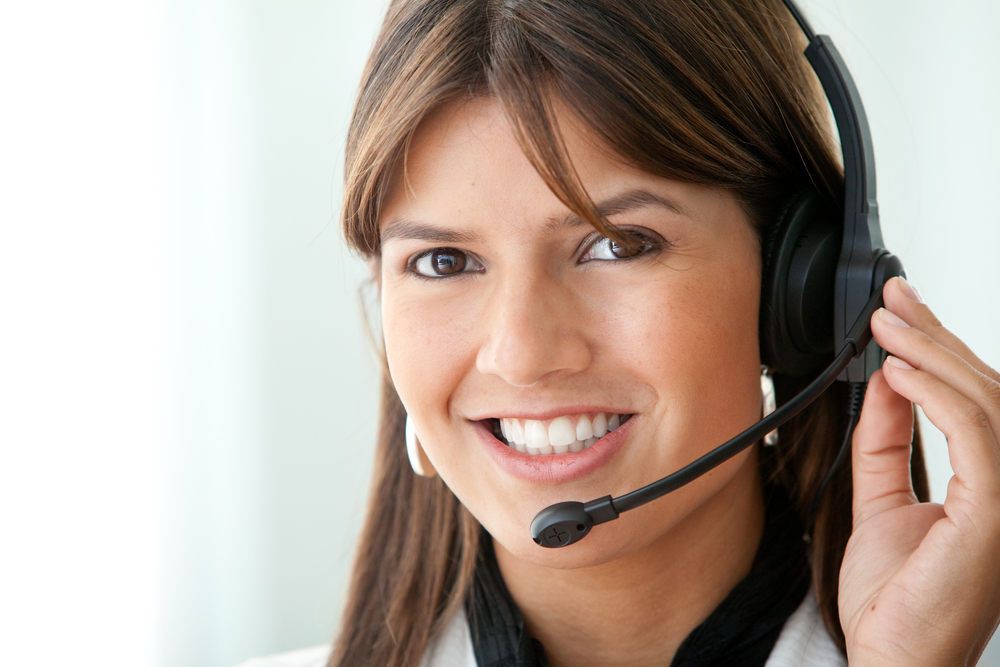 business customer support operator vrouw glimlachend in een kantoor